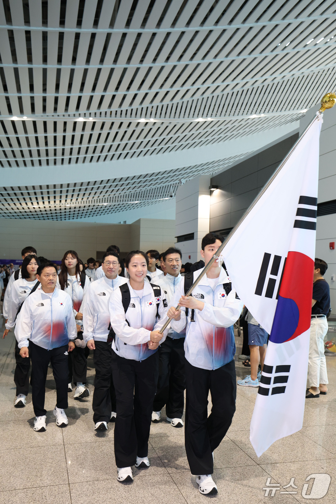 (인천공항=뉴스1) 이광호 기자 = 2026 아이치·나고야 아시안게임 개막을 이틀 앞둔 17일 오전 대한민국 국가대표 선수단이 인천국제공항에서 일본 나고야로 출국하고 있다.  20 …