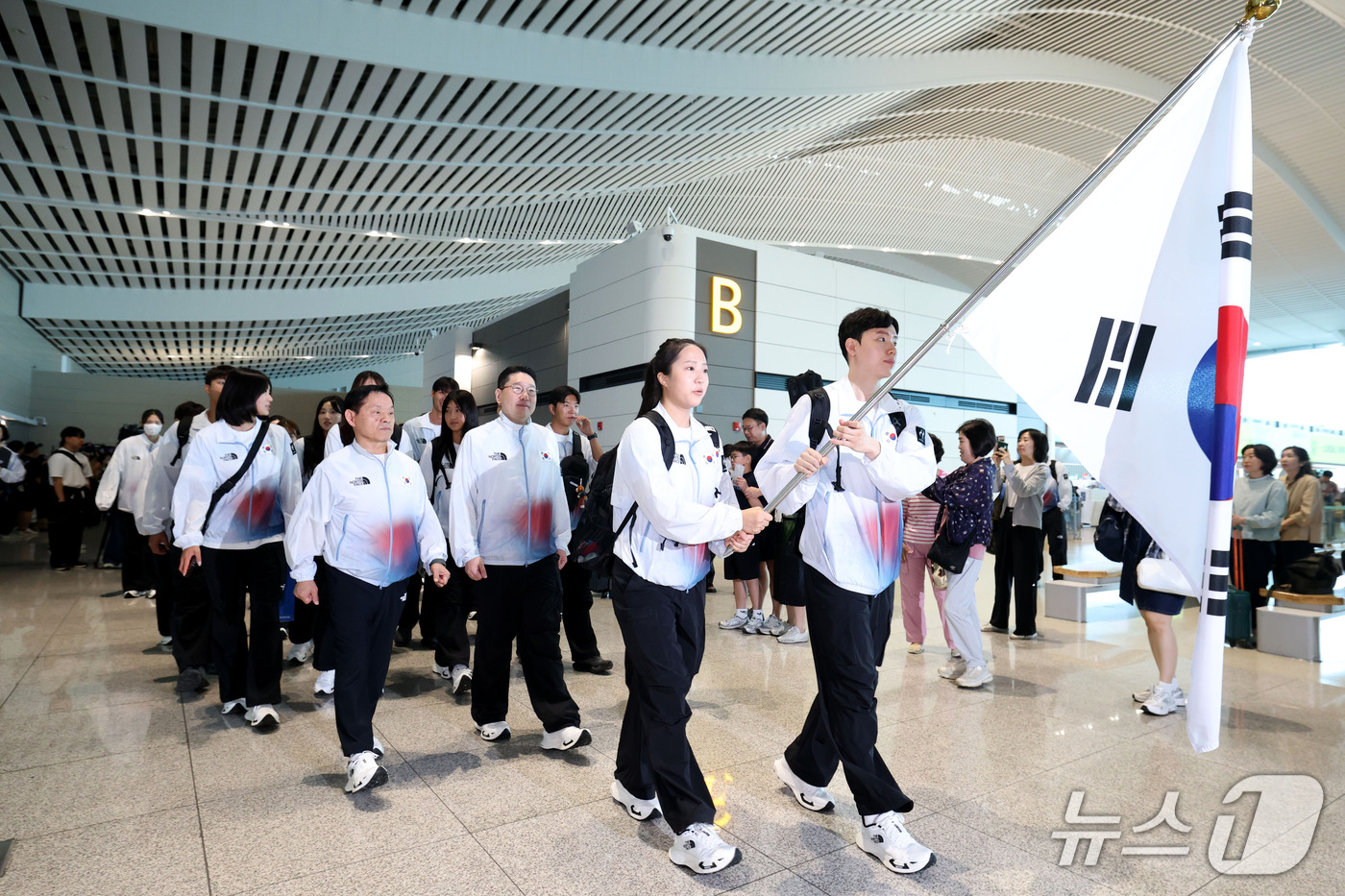 (인천공항=뉴스1) 이광호 기자 = 2026 아이치·나고야 아시안게임 개막을 이틀 앞둔 17일 오전 대한민국 국가대표 선수단이 인천국제공항에서 일본 나고야로 출국하고 있다.  20 …