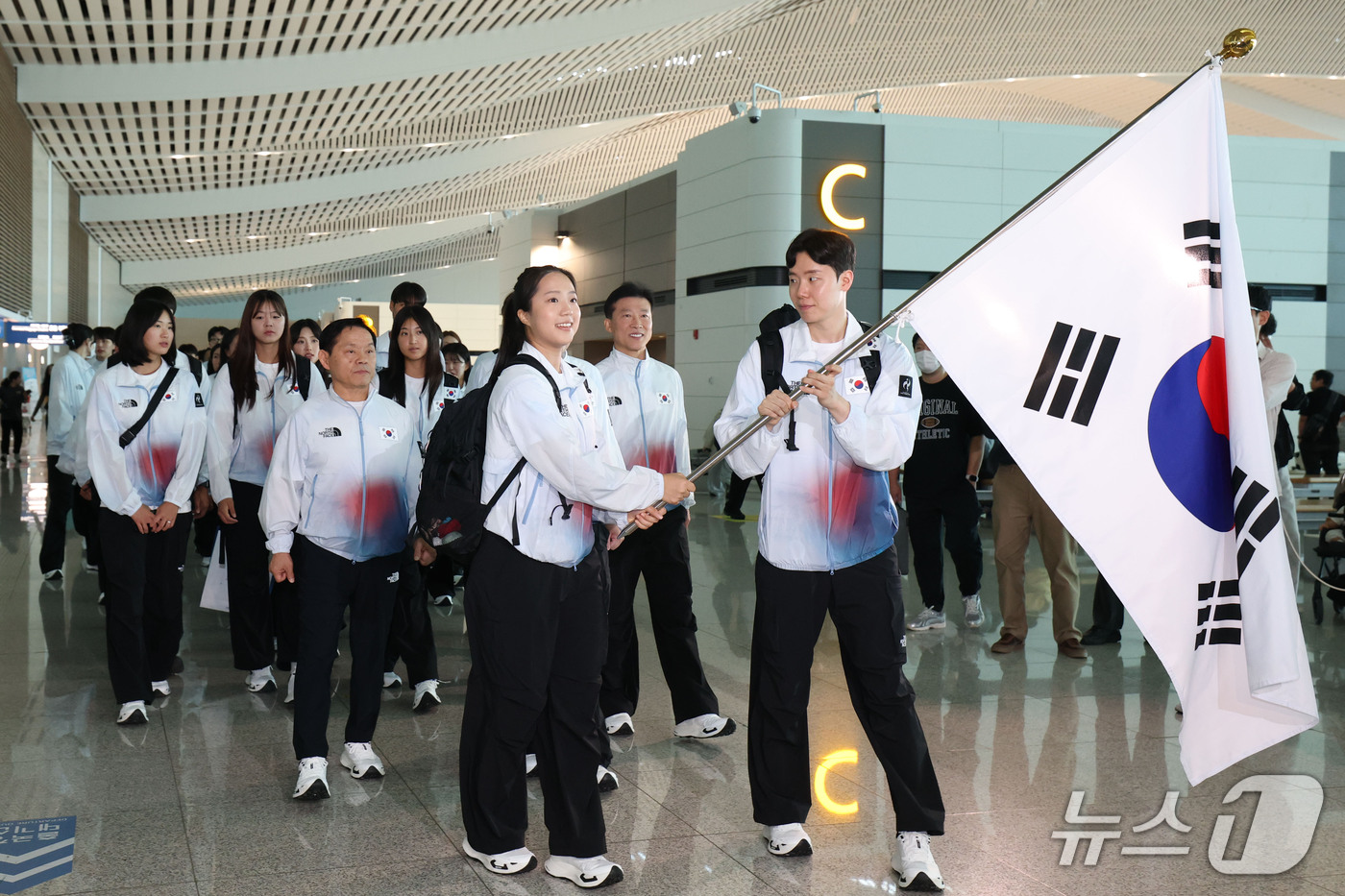 (인천공항=뉴스1) 이광호 기자 = 2026 아이치·나고야 아시안게임 개막을 이틀 앞둔 17일 오전 대한민국 국가대표 선수단이 인천국제공항에서 일본 나고야로 출국하고 있다.  20 …