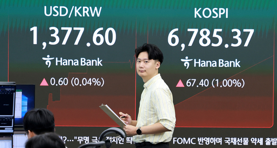 美 FOMC 충격 여파에 달러·원 1383원대…13.6원 급등(종합)