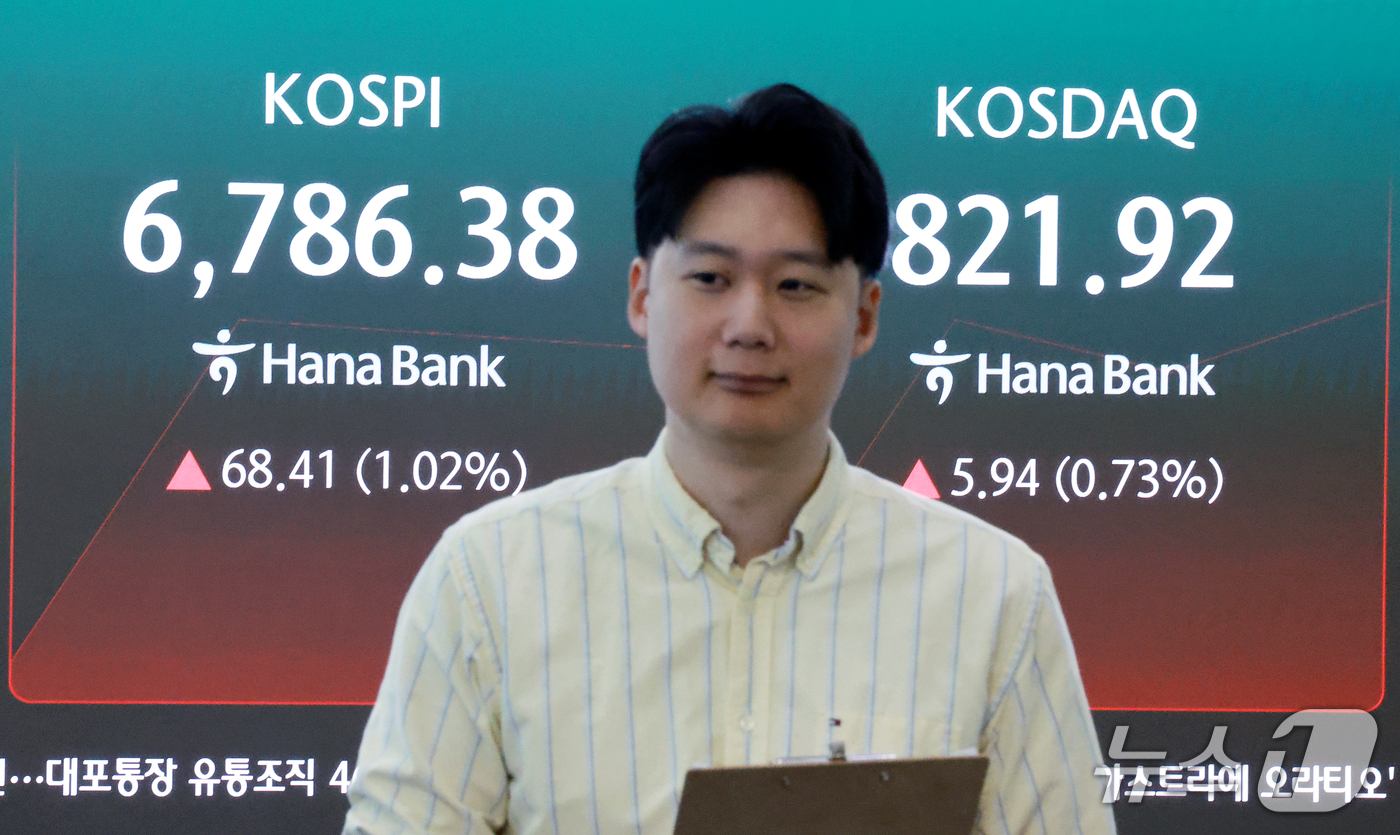 (서울=뉴스1) 이호윤 기자 = 17일 서울 중구 하나은행 딜링룸 전광판에 코스피 지수 등 시황이 표시되고 있다. 이날 코스피는 전 거래일 대비 61.05p(0.91%) 상승한 6 …