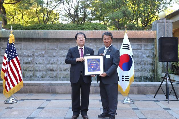 우오현 SM그룹 회장, 한미동맹 강화 기여…후원기업인증패 수상