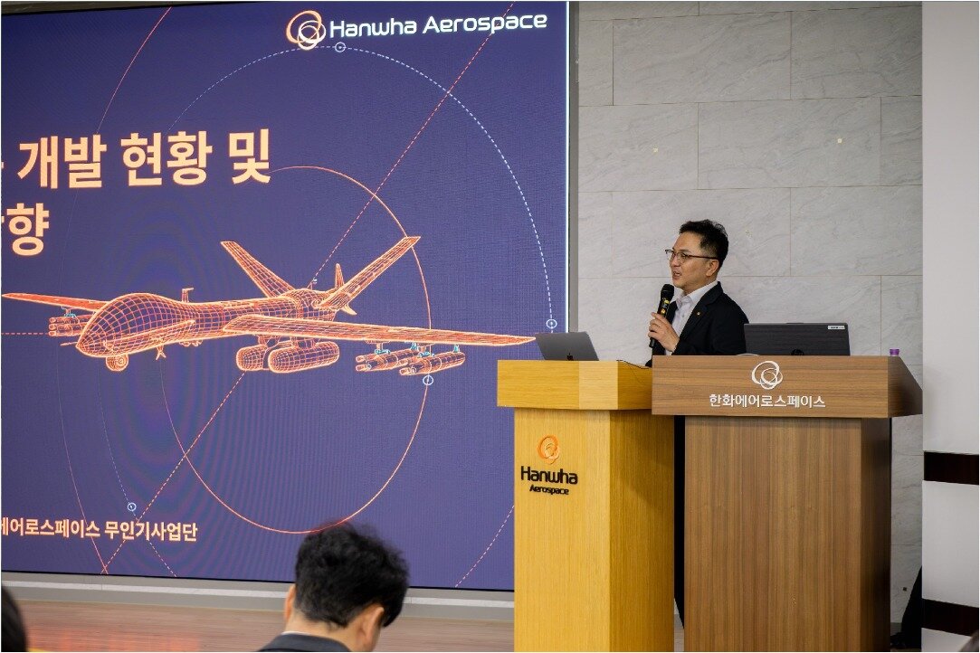 본문 이미지 - 김준태 한화에어로스페이스 무인기사업단장이 지난 14일 창원2사업장에서 열린 미디어데이에서 '대형무인기 공동 개발 현황 및 생태계 활성화 방향'에 대해 발표하고 있다.(한화에어로스페이스 제공)