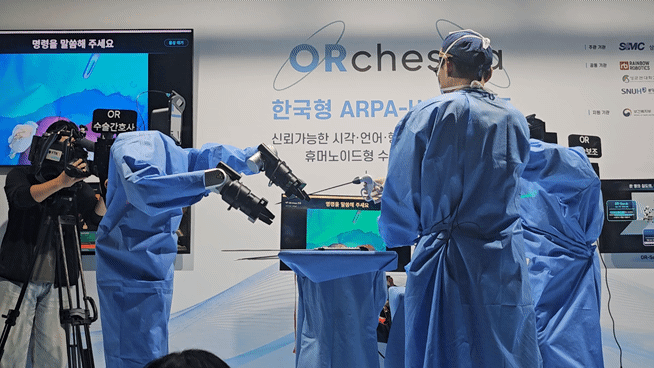 본문 이미지 - "툴 가져가"라는 음성 명령에 따라 휴머노이드 수술보조로봇이 집도의가 사용한 수술도구를 건네받는 모습. ⓒ 뉴스1