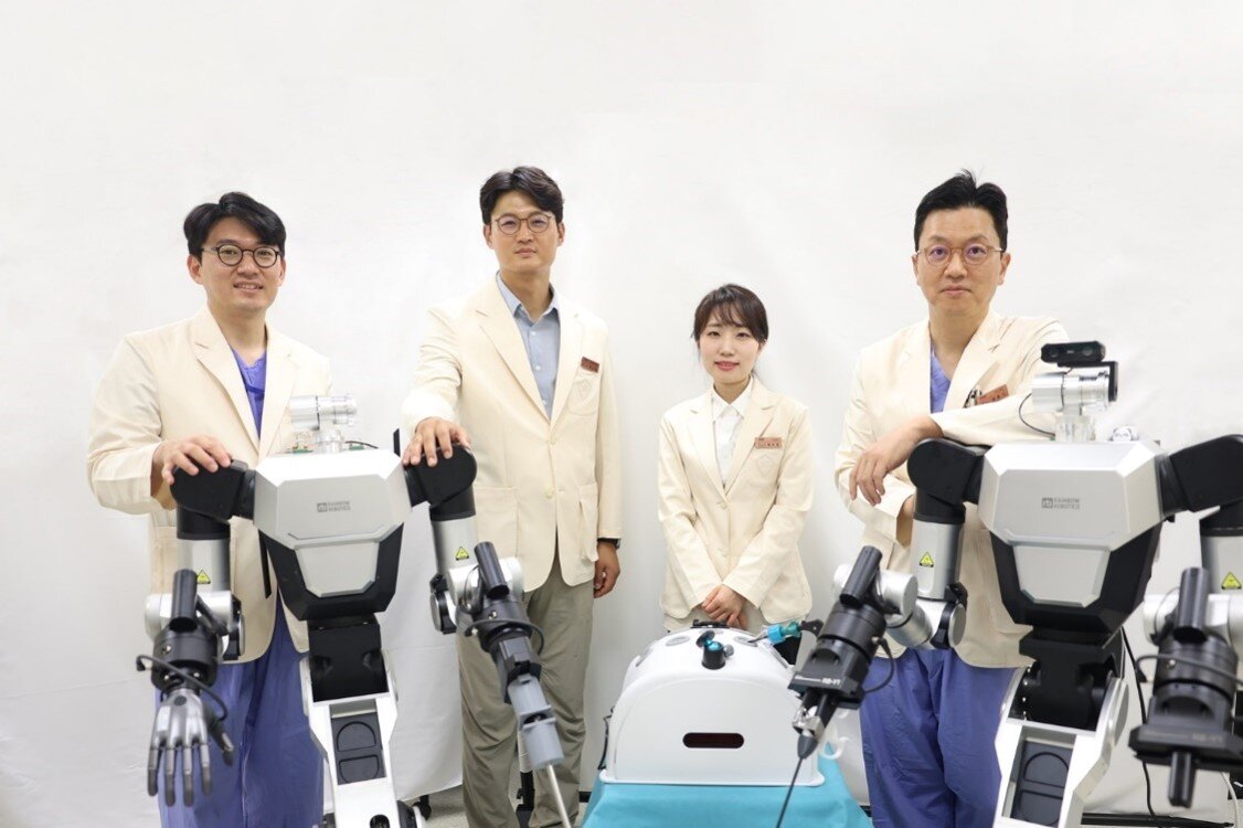 본문 이미지 - 삼성서울병원 휴머노이드 수술보조로봇 개발진. 오른쪽부터 정용기 이비인후과 교수, 배주영 성형외과 교수, 정규환 지능형의료로봇연구센터 교수, 오남기 이식외과 교수. (병원 제공)