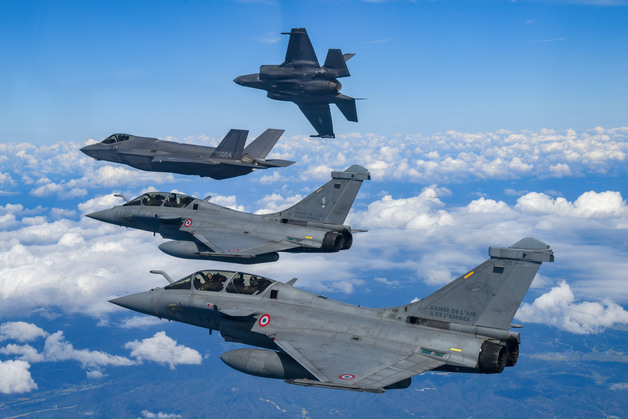韓 F-35A·프랑스 라팔 3년 만에 함께 떴다…연합공중훈련 실시