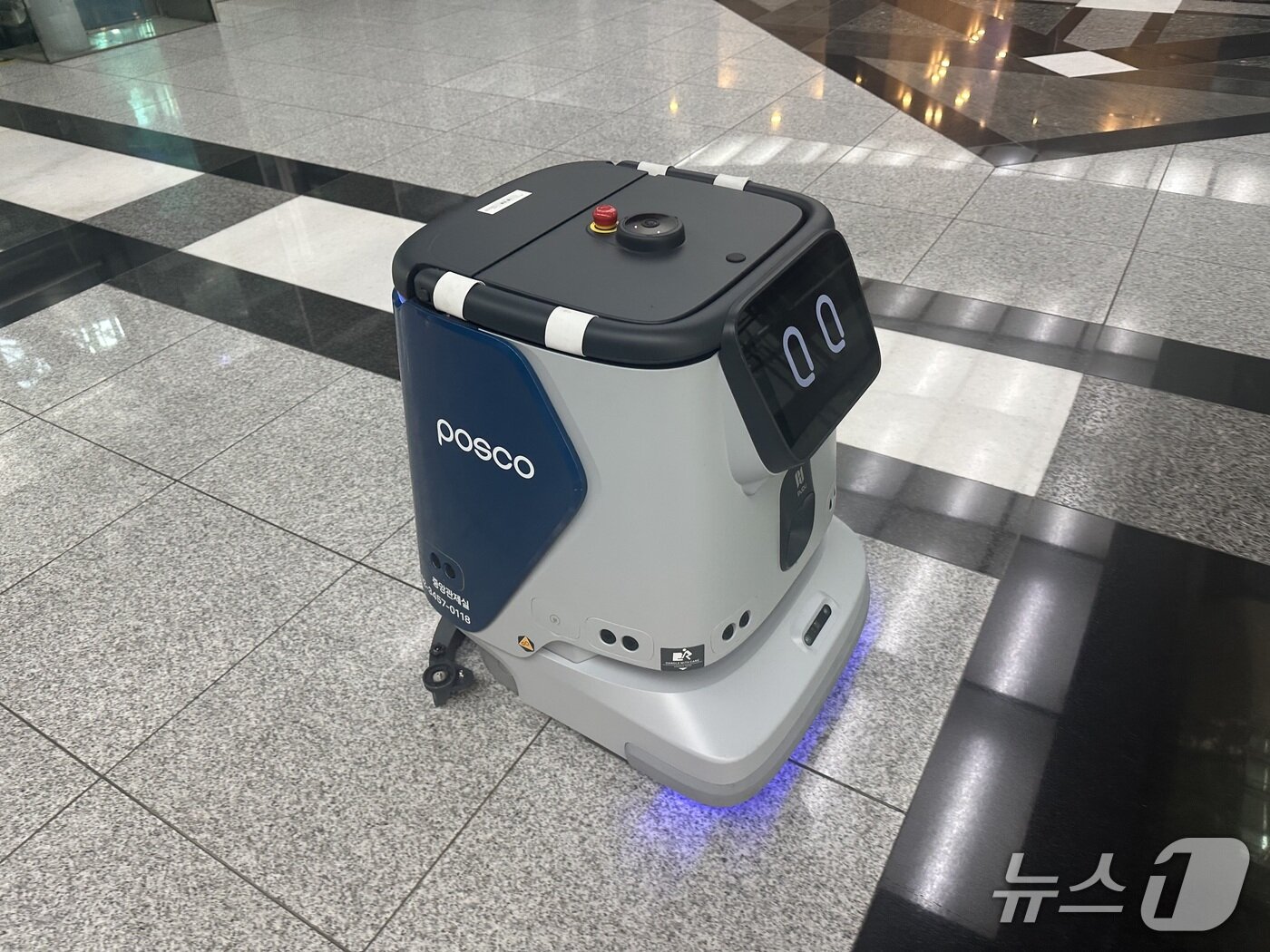 본문 이미지 - 포스코센터 로비 청소로봇 (사진제공 = 포스코) 