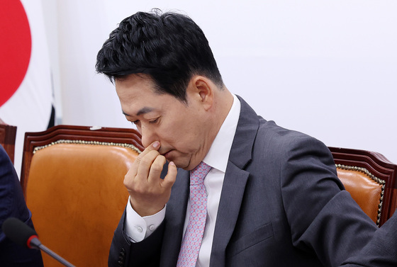 생각에 잠긴 장동혁 대표