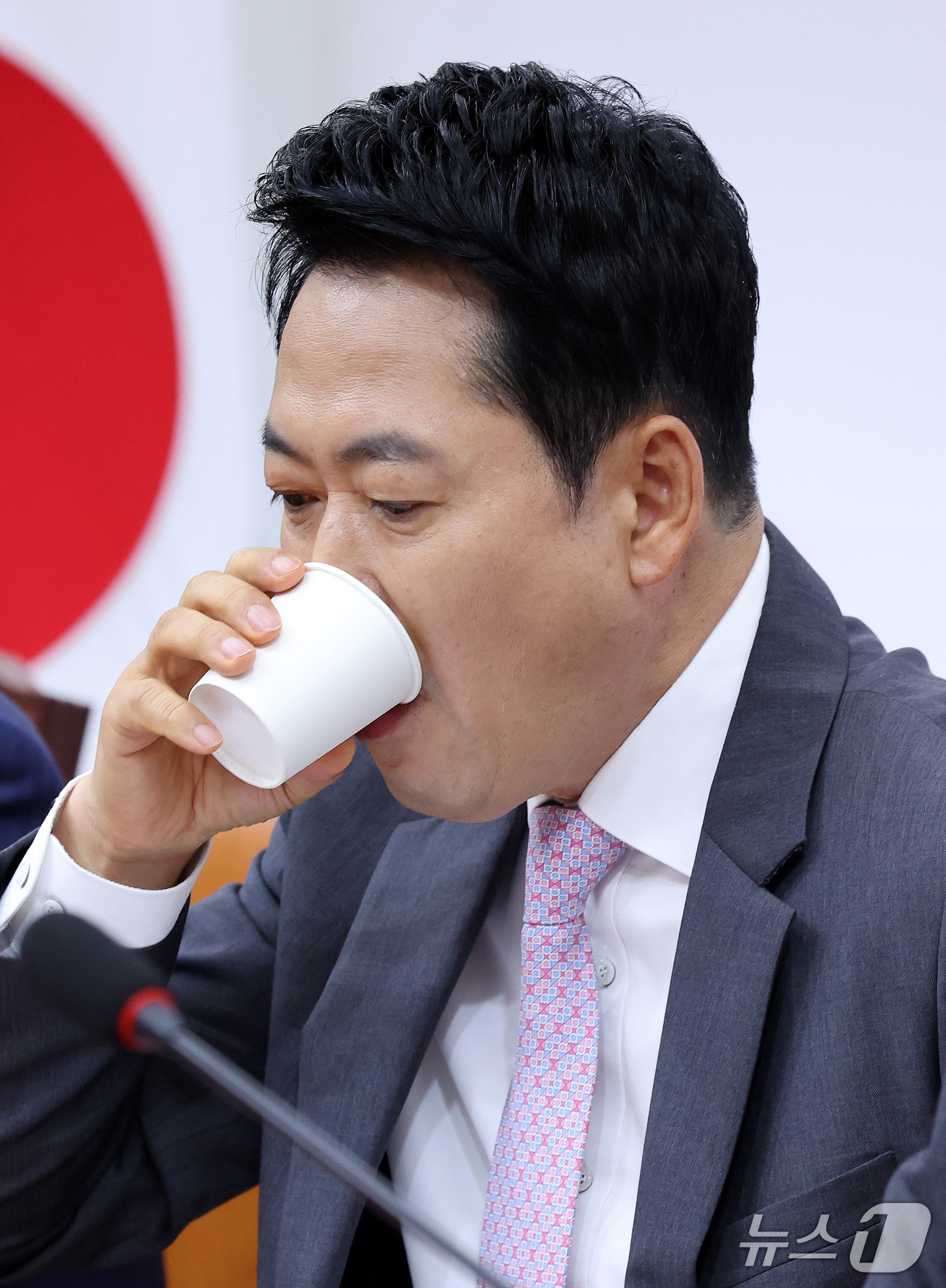 (서울=뉴스1) 박지혜 기자 = 장동혁 국민의힘 대표가 17일 서울 여의도 국회에서 열린 최고위원회의에서 물을 마시고 있다. 2026.9.17/뉴스1