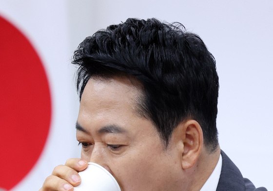 물 마시는 장동혁 대표