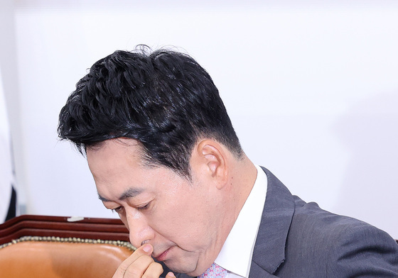 생각에 잠긴 장동혁 대표