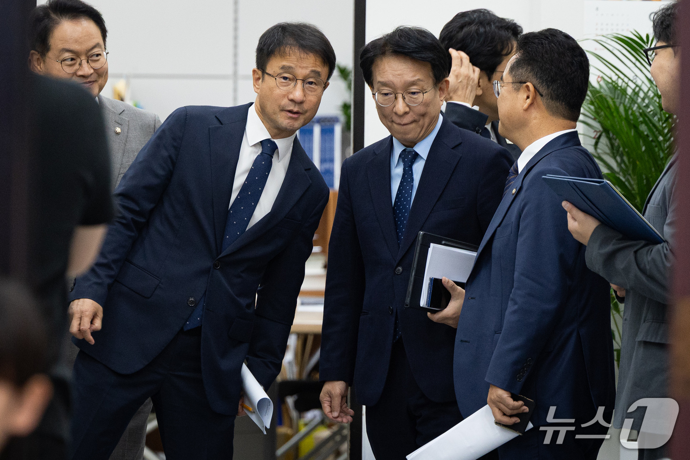 (서울=뉴스1) 유승관 기자 = 한병도 더불어민주당 원내대표와 권칠승 정책위의장이 17일 서울 여의도 국회에서 열린 정책조정회의에 참석하며 대화하고 있다. 2026.9.17/뉴스1 …