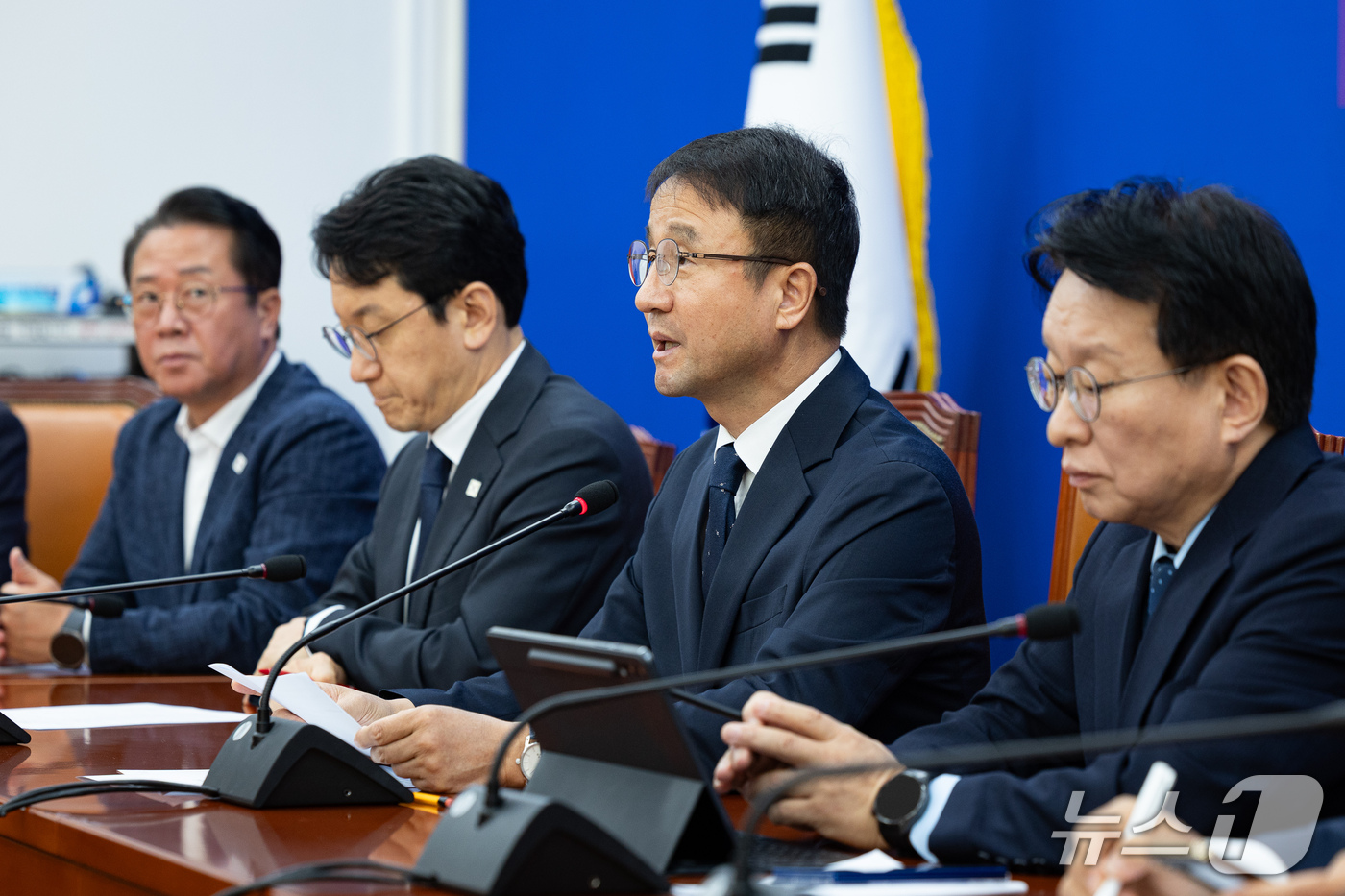 (서울=뉴스1) 유승관 기자 = 한병도 더불어민주당 원내대표가 17일 서울 여의도 국회에서 열린 정책조정회의에서 발언하고 있다. 2026.9.17/뉴스1