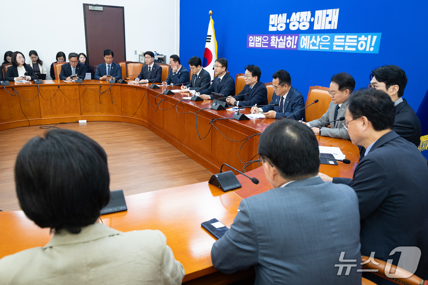 (서울=뉴스1) 유승관 기자 = 한병도 더불어민주당 원내대표가 17일 서울 여의도 국회에서 열린 정책조정회의에서 발언하고 있다. 2026.9.17/뉴스1