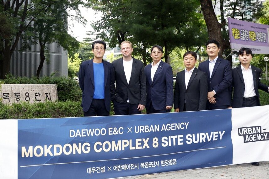 본문 이미지 - 목동8단지를 방문한 대우건설과 어반에이전시 관계자들 모습.(대우건설 제공)ⓒ 뉴스1
