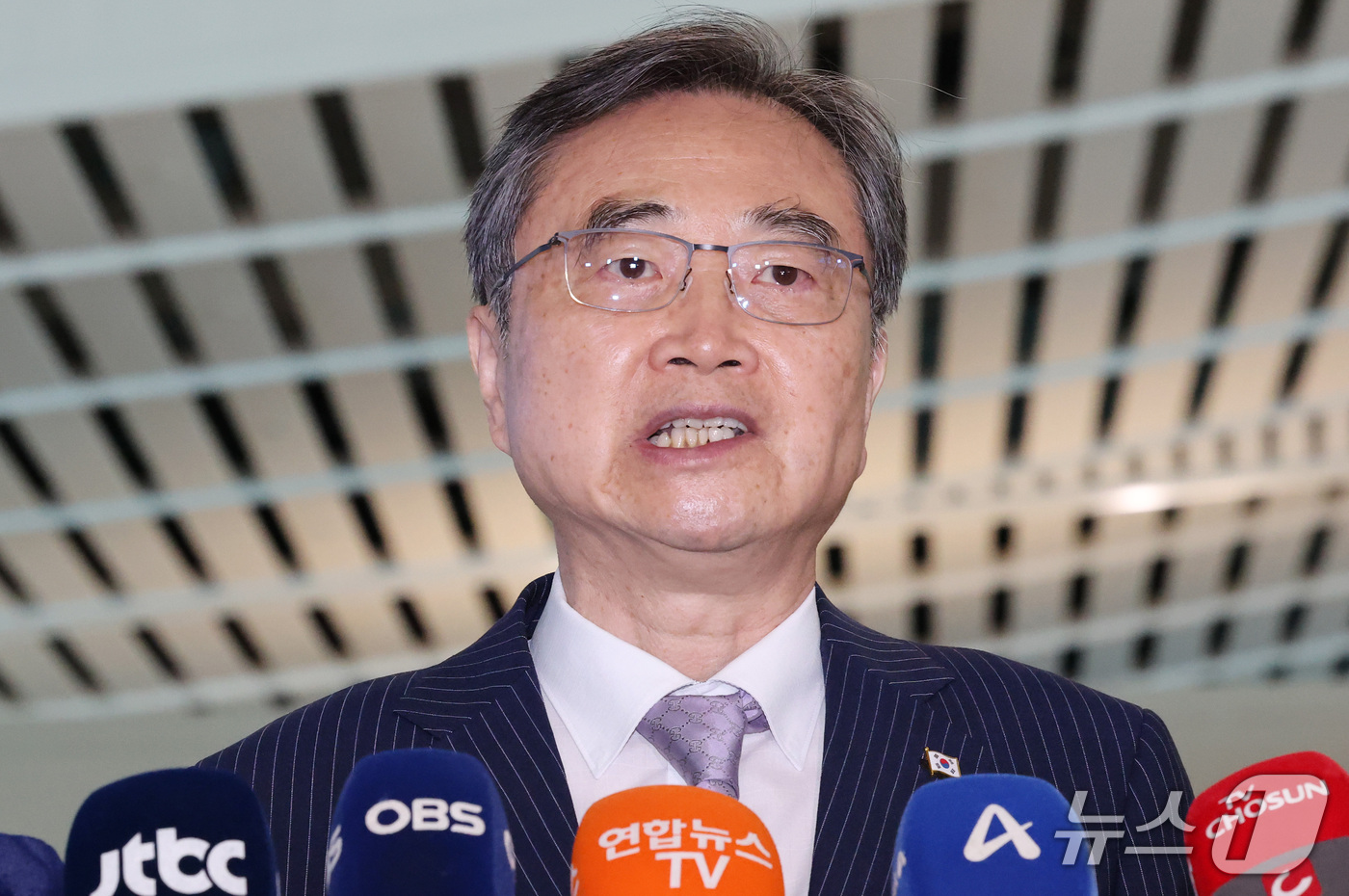 (인천공항=뉴스1) 이광호 기자 = 조현 외교부 장관이 17일 오전 인천국제공항에서 미국 국무부 장관과의 한미 외교장관 회담을 위해 출국하며 취재진의 질문을 받고 있다.  2026 …