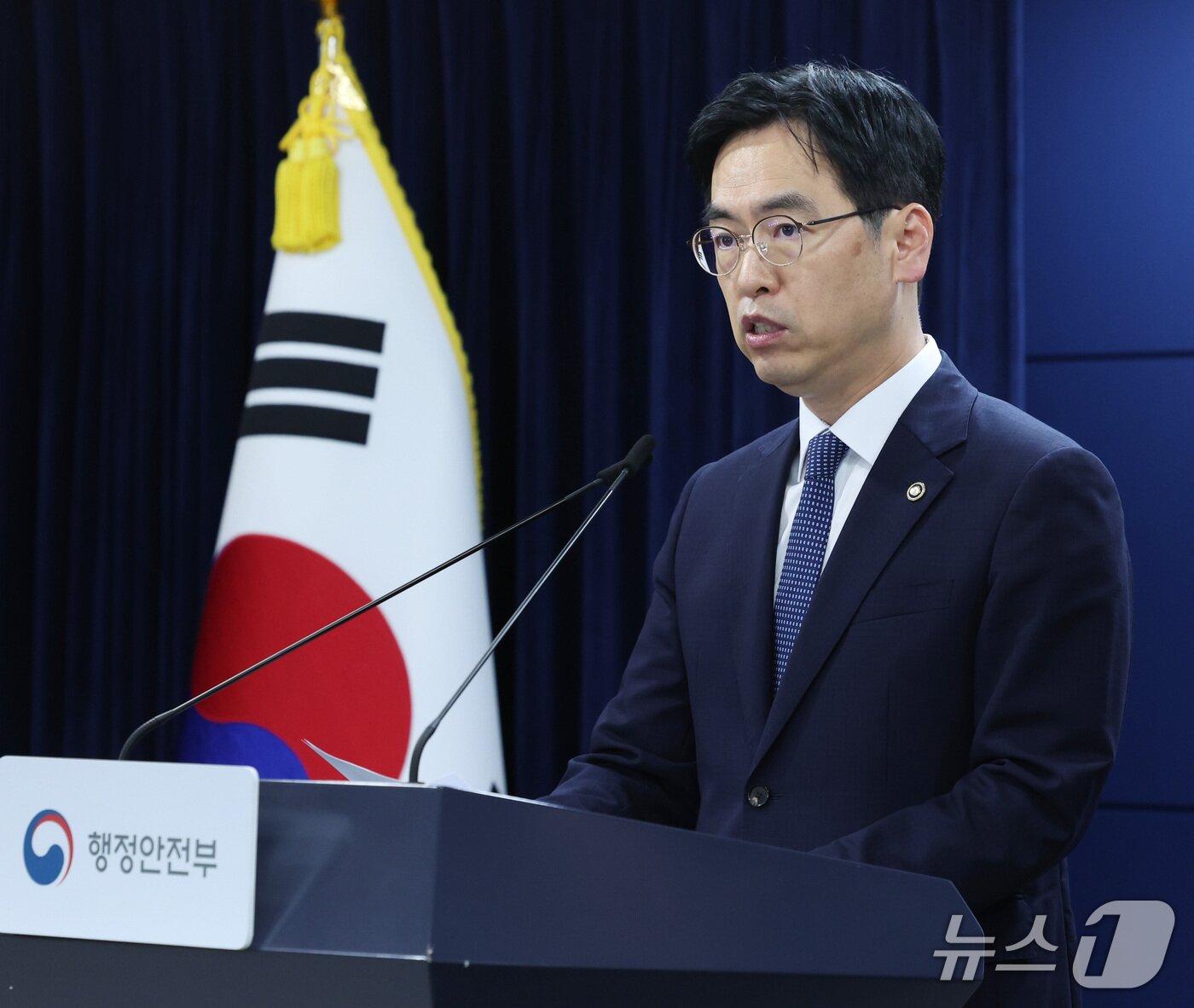 본문 이미지 - 김민재 중대범죄수사청 개청준비단장이 17일 서울 종로구 정부서울청사에서 초대 중수청장 후보자에 대한 브리핑을 하고 있다. 2026.9.17 ⓒ 뉴스1 이종덕 기자