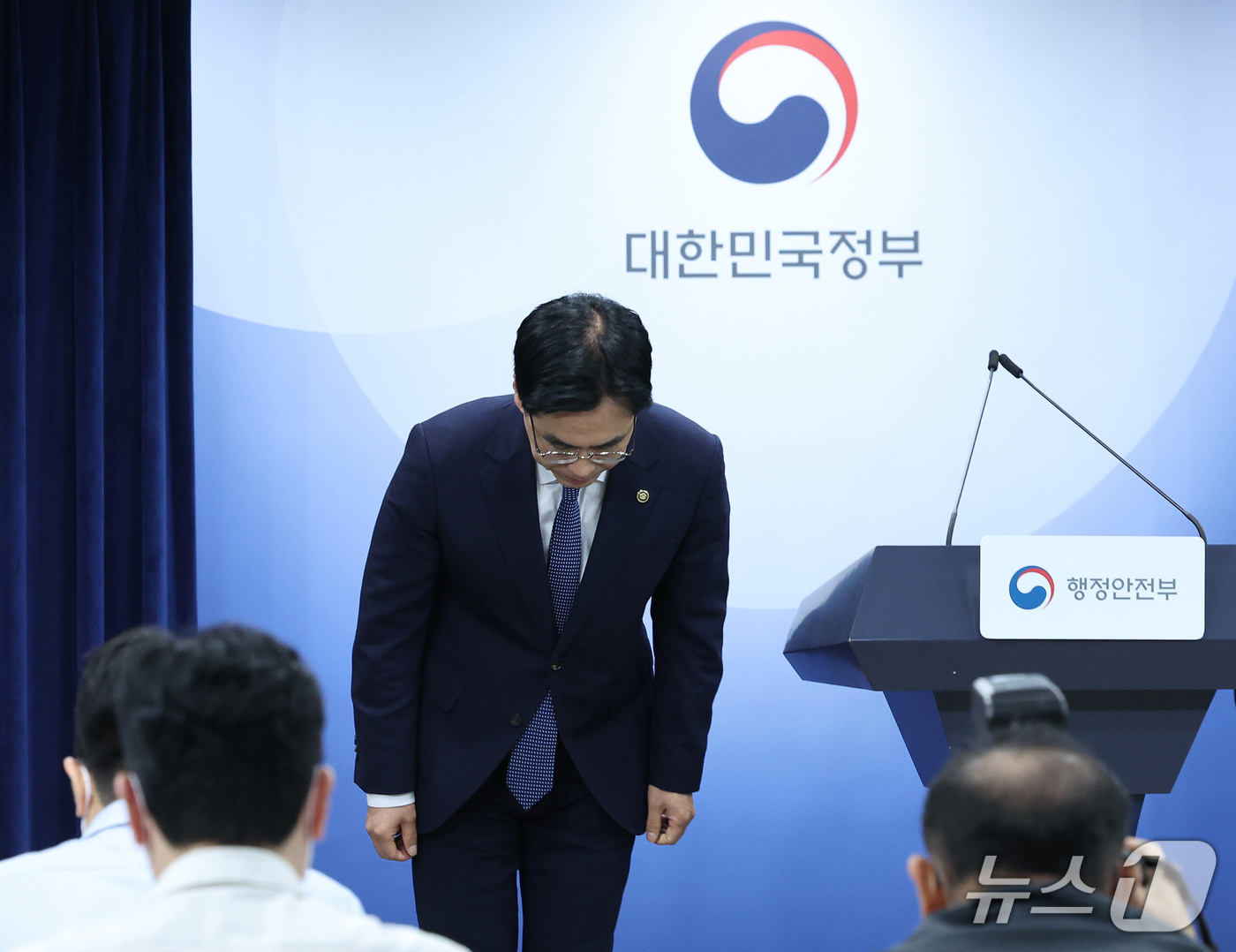 (서울=뉴스1) 이종덕 기자 = 김민재 중대범죄수사청 개청준비단장이 17일 서울 종로구 정부서울청사에서 초대 중수청장 후보자에 대한 브리핑에 앞서 인사하고 있다. 행안부는  "김지 …