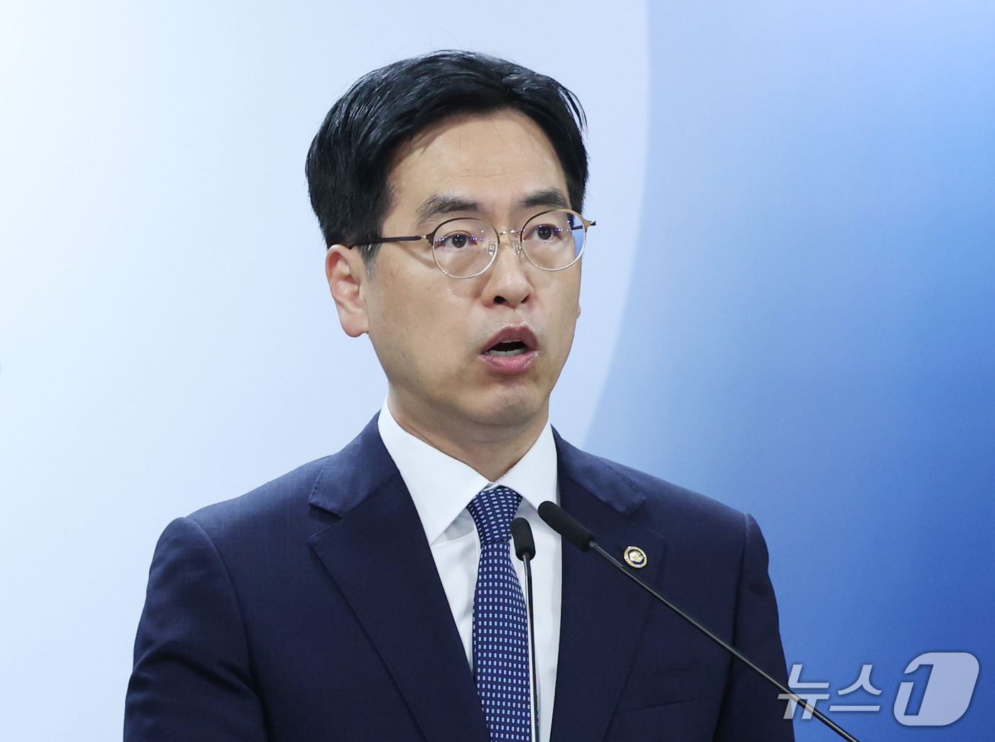 (서울=뉴스1) 이종덕 기자 = 김민재 중대범죄수사청 개청준비단장이 17일 서울 종로구 정부서울청사에서 초대 중수청장 후보자에 대한 브리핑을 하고 있다. 행안부는 "김지용 후보자는 …