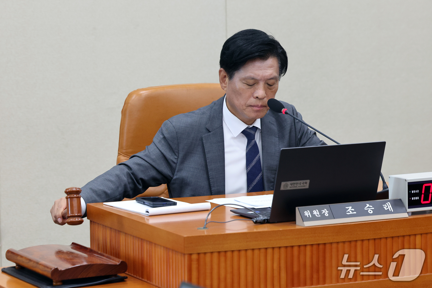 (서울=뉴스1) 황기선 기자 = 조승래 재경위원장이 17일 오전 서울 여의도 국회에서 열린 재정경제기획위원회 전체회의에서 의사봉을 두드리고 있다. 2026.9.17/뉴스1