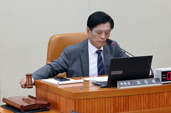 의사봉 두드리는 조승래 재경위원장
