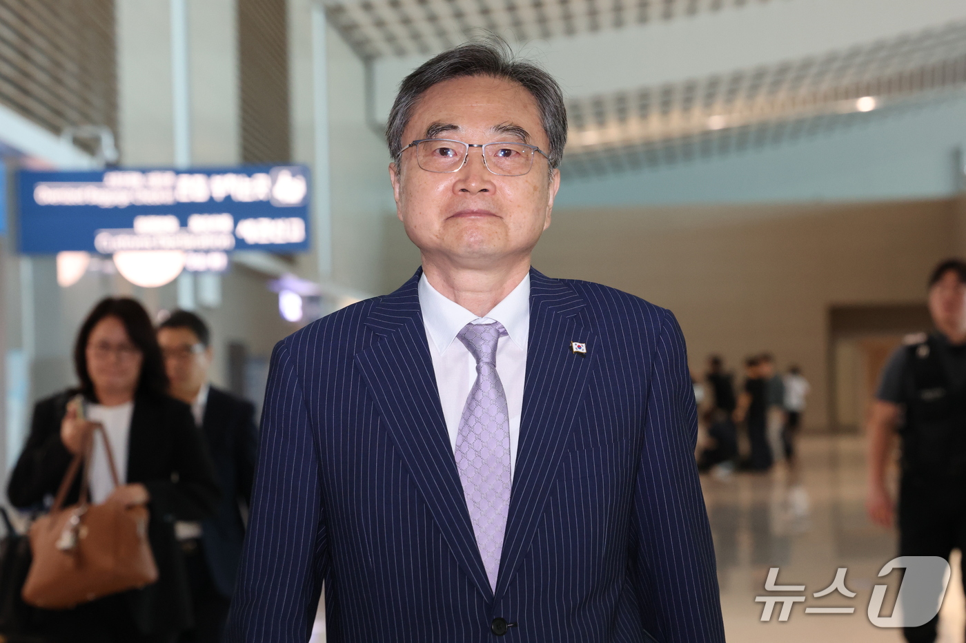 (인천공항=뉴스1) 이광호 기자 = 조현 외교부 장관이 미국 국무부 장관과의 한미 외교장관 회담을 위해 17일 오전 인천국제공항을 통해 미국 워싱턴DC로 출국하고 있다. 2026. …