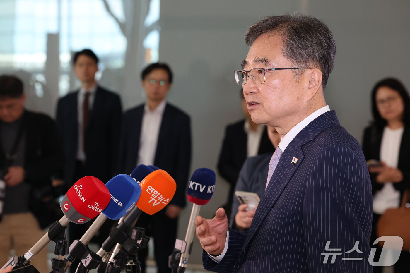 본문 이미지 - 조현 외교부 장관이 17일 오전 인천국제공항에서 미국 국무부 장관과의 한미 외교장관 회담을 위해 출국하며 취재진의 질문에 답하고 있다. 2026.9.17 ⓒ 뉴스1 이광호 기자
