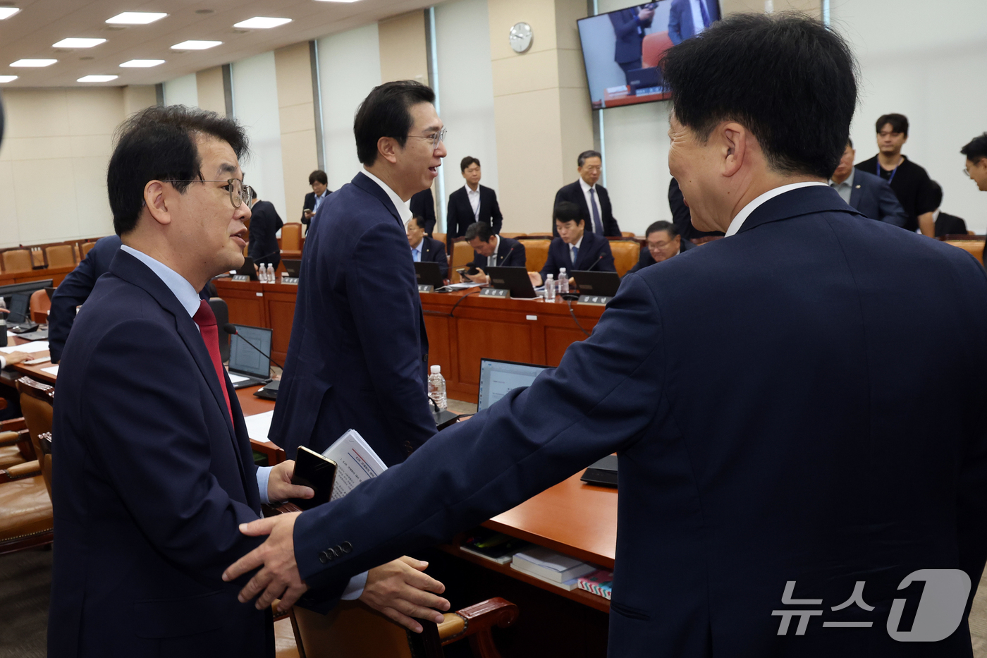 (서울=뉴스1) 황기선 기자 = 오기형 더불어민주당 재경위 간사와 배준영 국민의힘 간사 17일 오전 서울 여의도 국회에서 열린 재정경제기획위원회 전체회의에서 대화를 나누고 있다. …