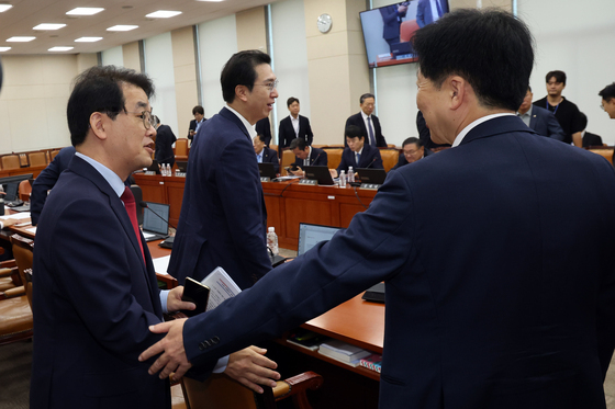 대화 나누는 재경위 與·野 간사