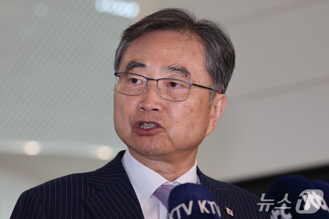 본문 이미지 - 조현 외교부 장관이 17일 오전 인천국제공항에서 미국 국무부 장관과의 한미 외교장관 회담을 위해 출국하며 취재진의 질문에 답하고 있다. 2026.9.17 ⓒ 뉴스1 이광호 기자