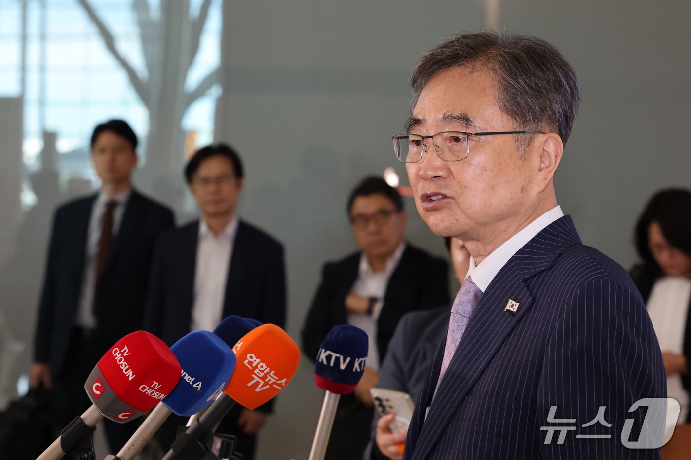 (인천공항=뉴스1) 이광호 기자 = 조현 외교부 장관이 17일 오전 인천국제공항에서 미국 국무부 장관과의 한미 외교장관 회담을 위해 출국하며 취재진의 질문에 답하고 있다. 2026 …