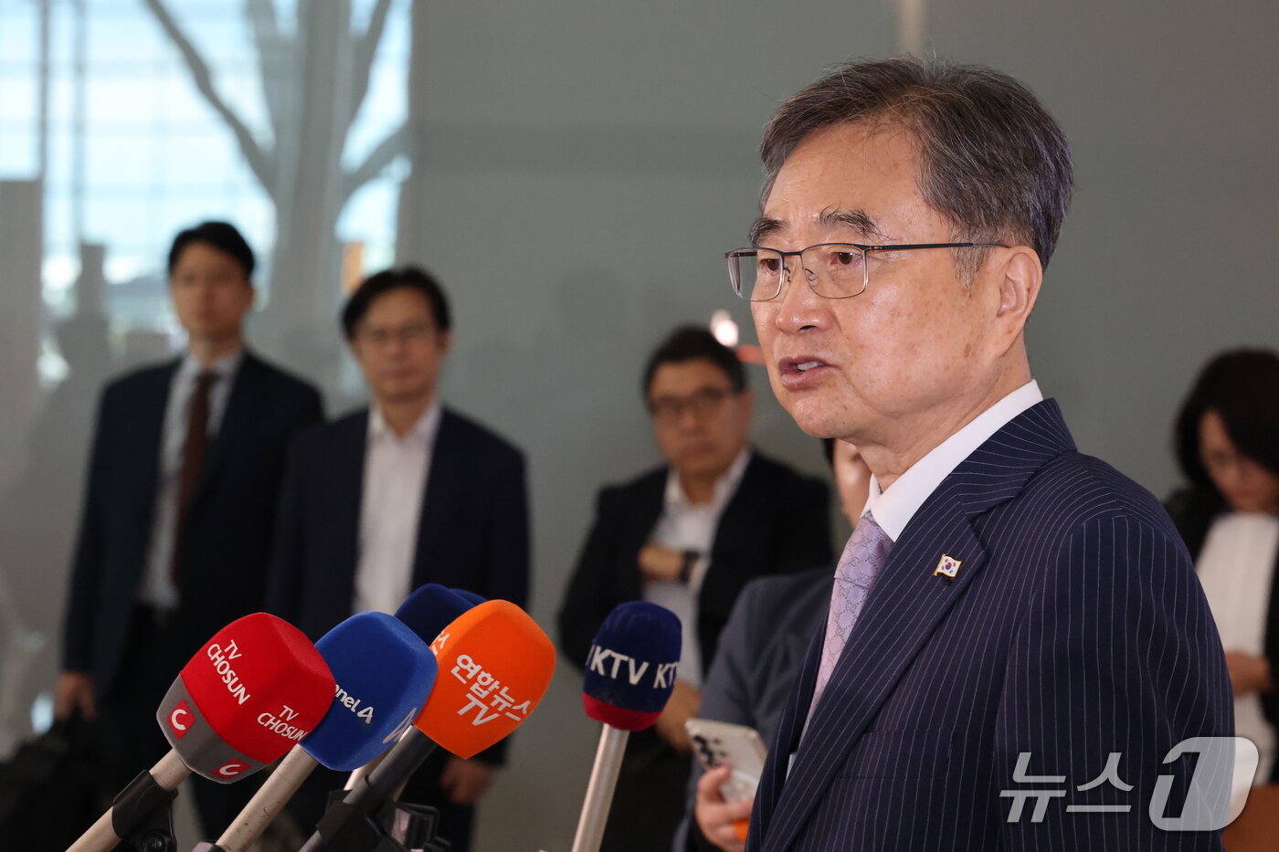 본문 이미지 - 조현 외교부 장관이 17일 오전 인천국제공항에서 미국 국무부 장관과의 한미 외교장관 회담을 위해 출국하며 취재진의 질문에 답하고 있다. 2026.9.17 ⓒ 뉴스1 이광호 기자