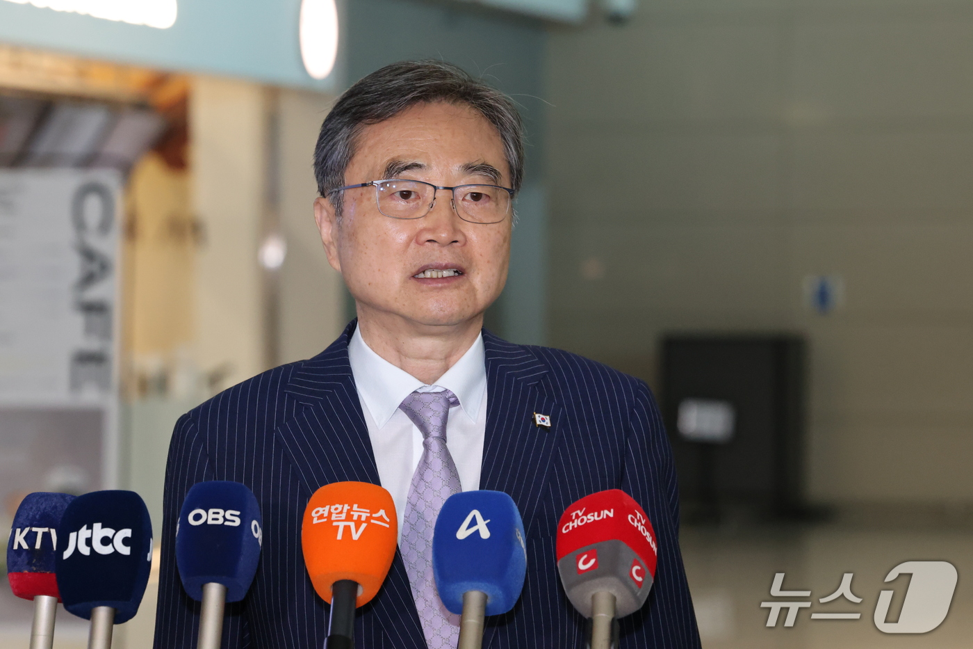 (인천공항=뉴스1) 이광호 기자 = 조현 외교부 장관이 17일 오전 인천국제공항에서 미국 국무부 장관과의 한미 외교장관 회담을 위해 출국하며 취재진의 질문에 답하고 있다. 2026 …