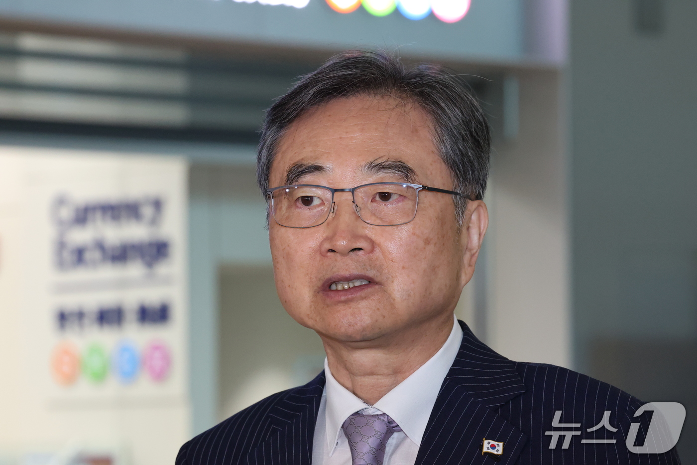 (인천공항=뉴스1) 이광호 기자 = 조현 외교부 장관이 17일 오전 인천국제공항에서 미국 국무부 장관과의 한미 외교장관 회담을 위해 출국하며 취재진의 질문에 답하고 있다. 2026 …