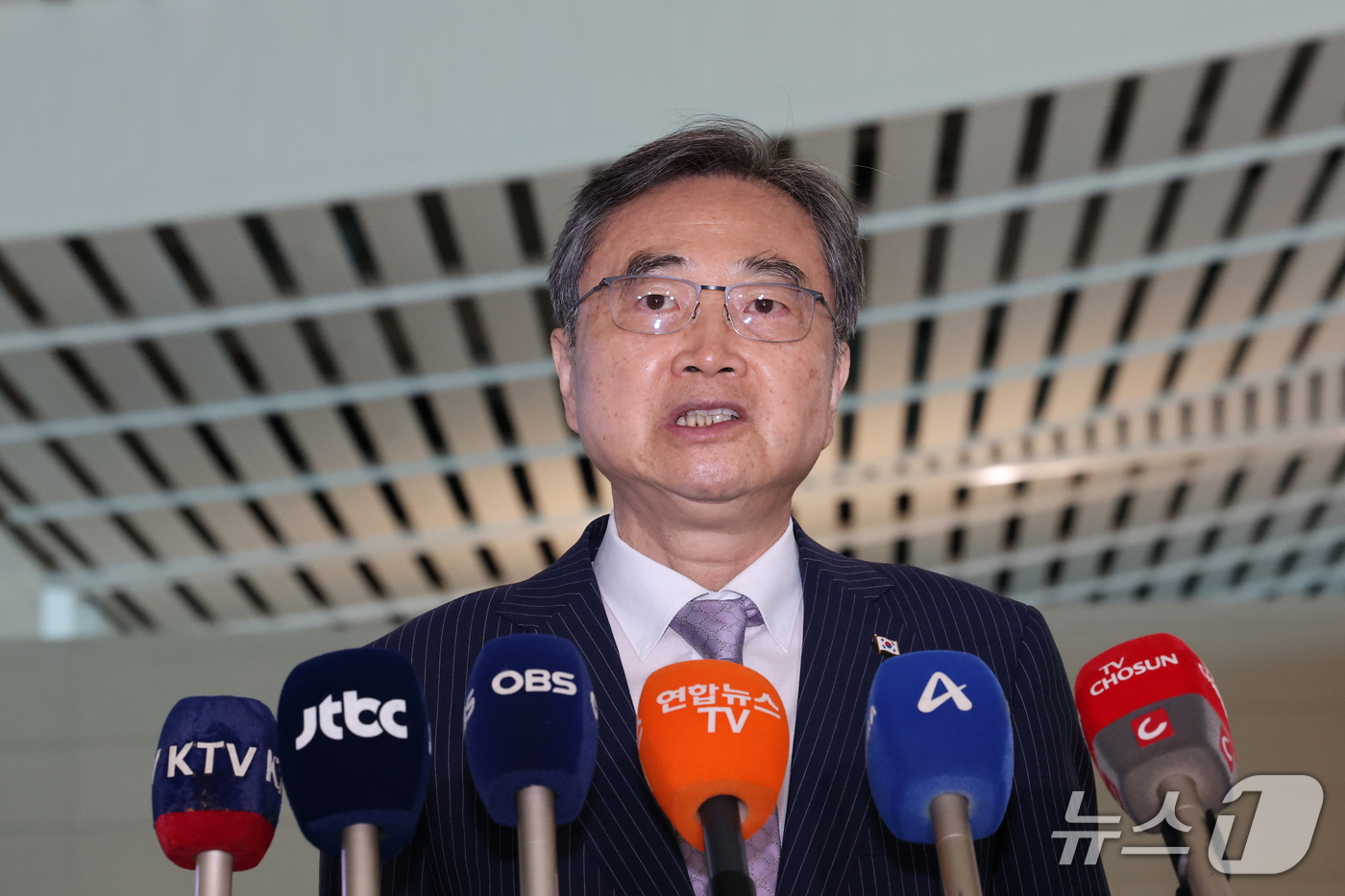 (인천공항=뉴스1) 이광호 기자 = 조현 외교부 장관이 17일 오전 인천국제공항에서 미국 국무부 장관과의 한미 외교장관 회담을 위해 출국하며 취재진의 질문에 답하고 있다. 2026 …