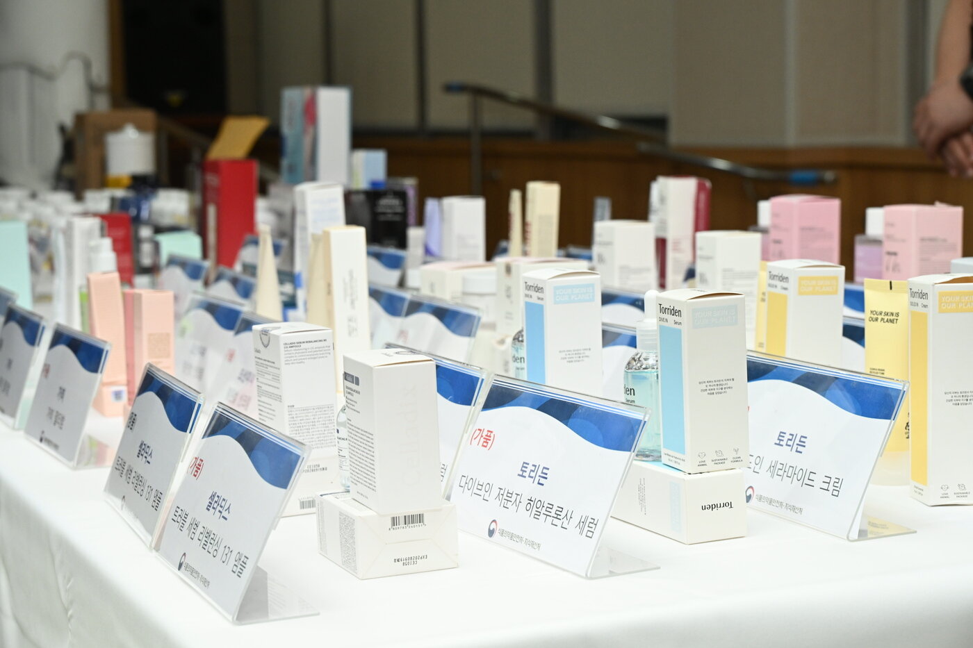 본문 이미지 - 식약처가 17일 '중국산 가짜 화장품과 건강기능식품 등 국내 유통 브로커 적발' 브리핑을 진행하고 있다 (식약처 제공)