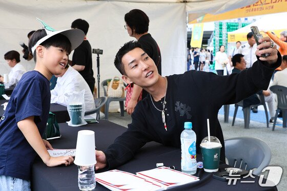 본문 이미지 - 지난해 열린 '2025 대한민국 조아용 페스티벌'에서 우상혁 선수가 시민들과 기념사진을 촬영하고 있는 모습. (용인시 제공. 재판매 및 DB 금지)