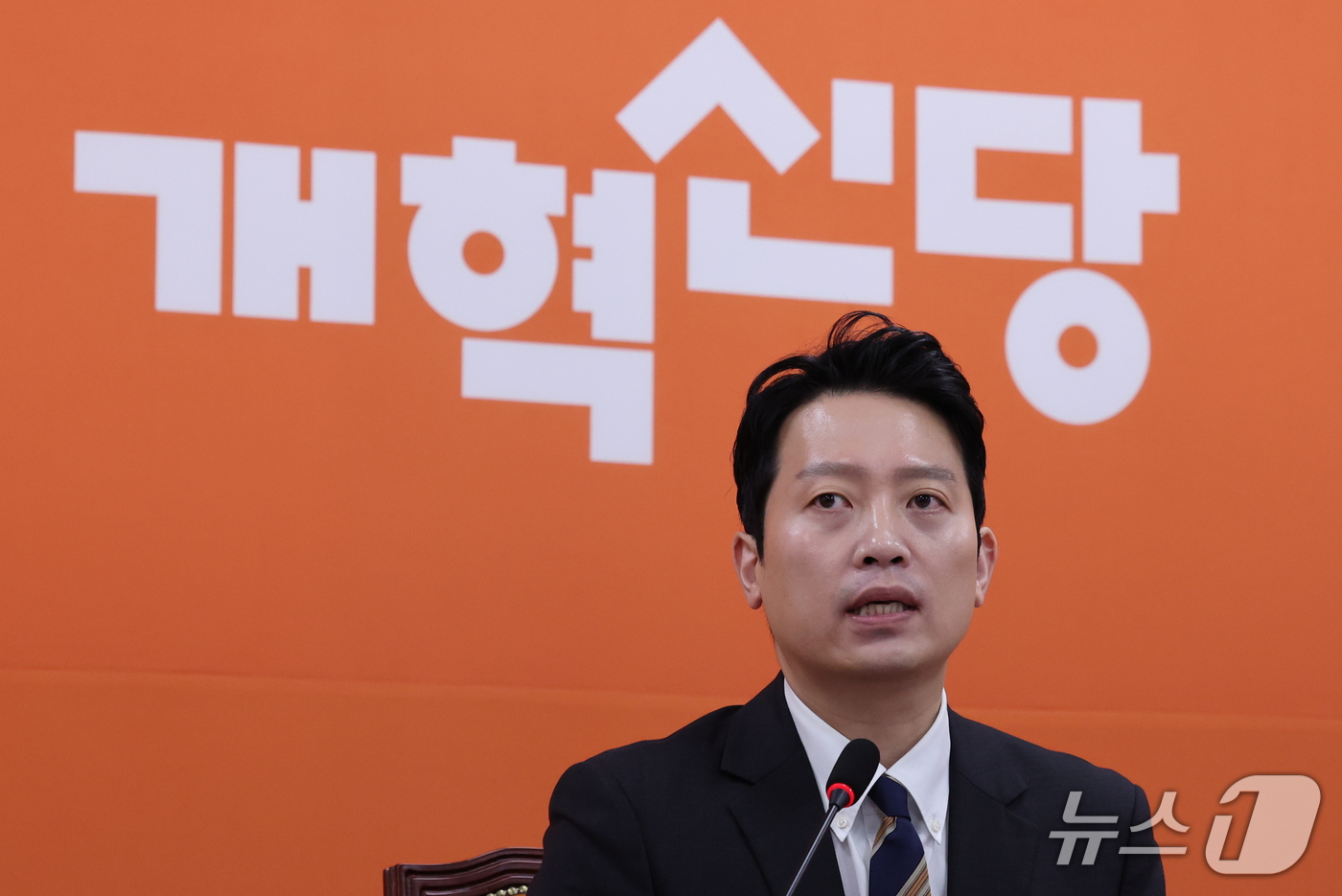(서울=뉴스1) 박지혜 기자 = 이기인 개혁신당 비상대책위원장이 17일 서울 여의도 국회에서 열린 기자회견에서 개혁신당이 다시 살아나기 위해 필요한 첫 번째 쇄신안을 발표하고 있다 …