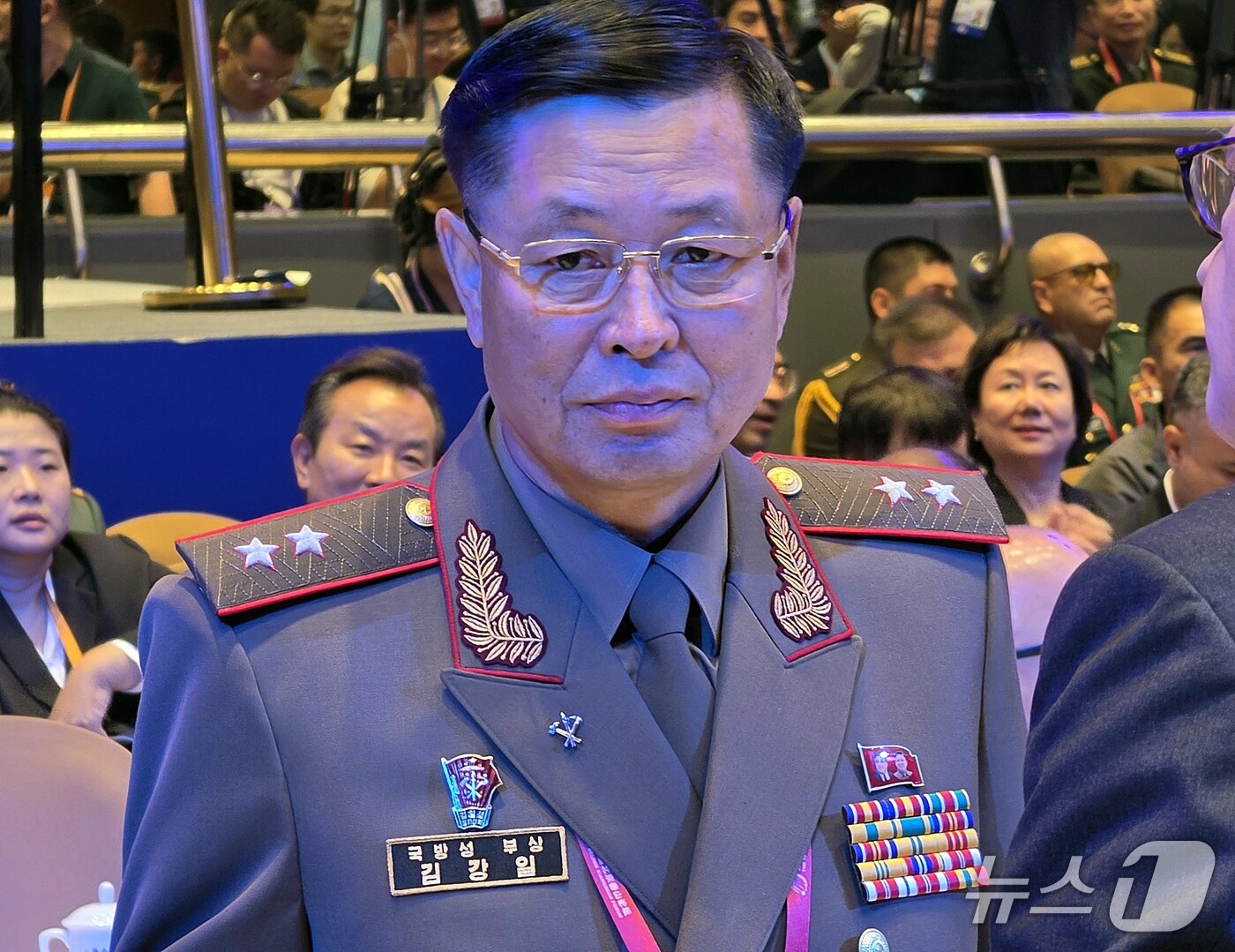본문 이미지 - 김강일 북한 국방성 부상이 17일 오전 중국 베이징 국제회의센터에서 열린 제13회 베이징 샹산포럼 제3차 전체회의 '아시아·태평양 안보 안정과 위험·도전'에 참석하고 있다. 북한이 샹산포럼에 부상급 고위 대표단을 파견한 것은 2019년 이후 7년 만이다. 2026.9.17 ⓒ 베이징=뉴스1 노민호 특파원