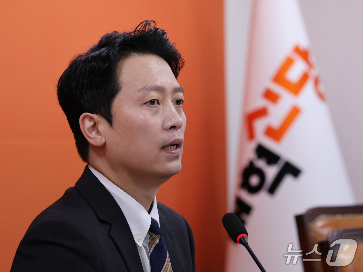 (서울=뉴스1) 박지혜 기자 = 이기인 개혁신당 비상대책위원장이 17일 서울 여의도 국회에서 열린 기자회견에서 개혁신당이 다시 살아나기 위해 필요한 첫 번째 쇄신안을 발표하고 있다 …