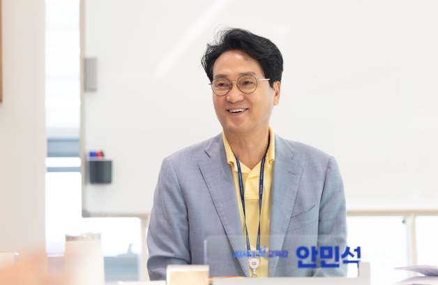 안민석 공약 1호 '폰프리'…취임 두 달여 만에 1300교로