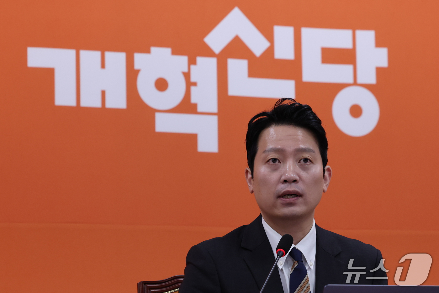 (서울=뉴스1) 박지혜 기자 = 이기인 개혁신당 비상대책위원장이 17일 서울 여의도 국회에서 열린 기자회견에서 개혁신당이 다시 살아나기 위해 필요한 첫 번째 쇄신안을 발표하고 있다 …