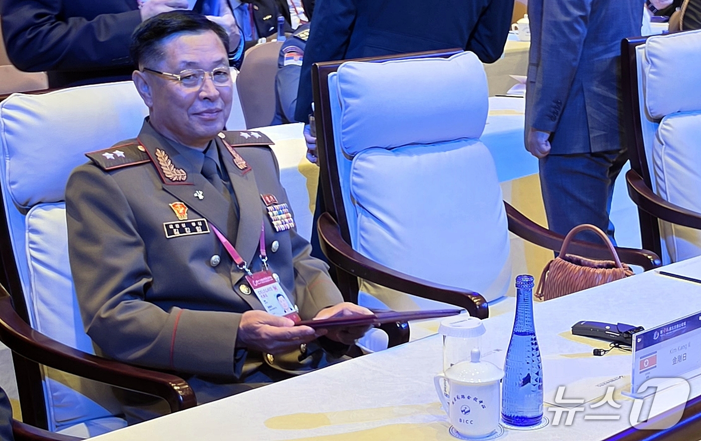 (베이징=뉴스1) 노민호 특파원 = 김강일 북한 국방성 부상이 17일 오전 중국 베이징 국제회의센터에서 열린 제13회 베이징 샹산포럼 제3차 전체회의 '아시아·태평양 안보 안정과 …