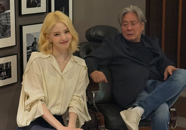 한소희, '인턴' 대선배 최민식과 사랑스러운 케미 포착 [N샷]