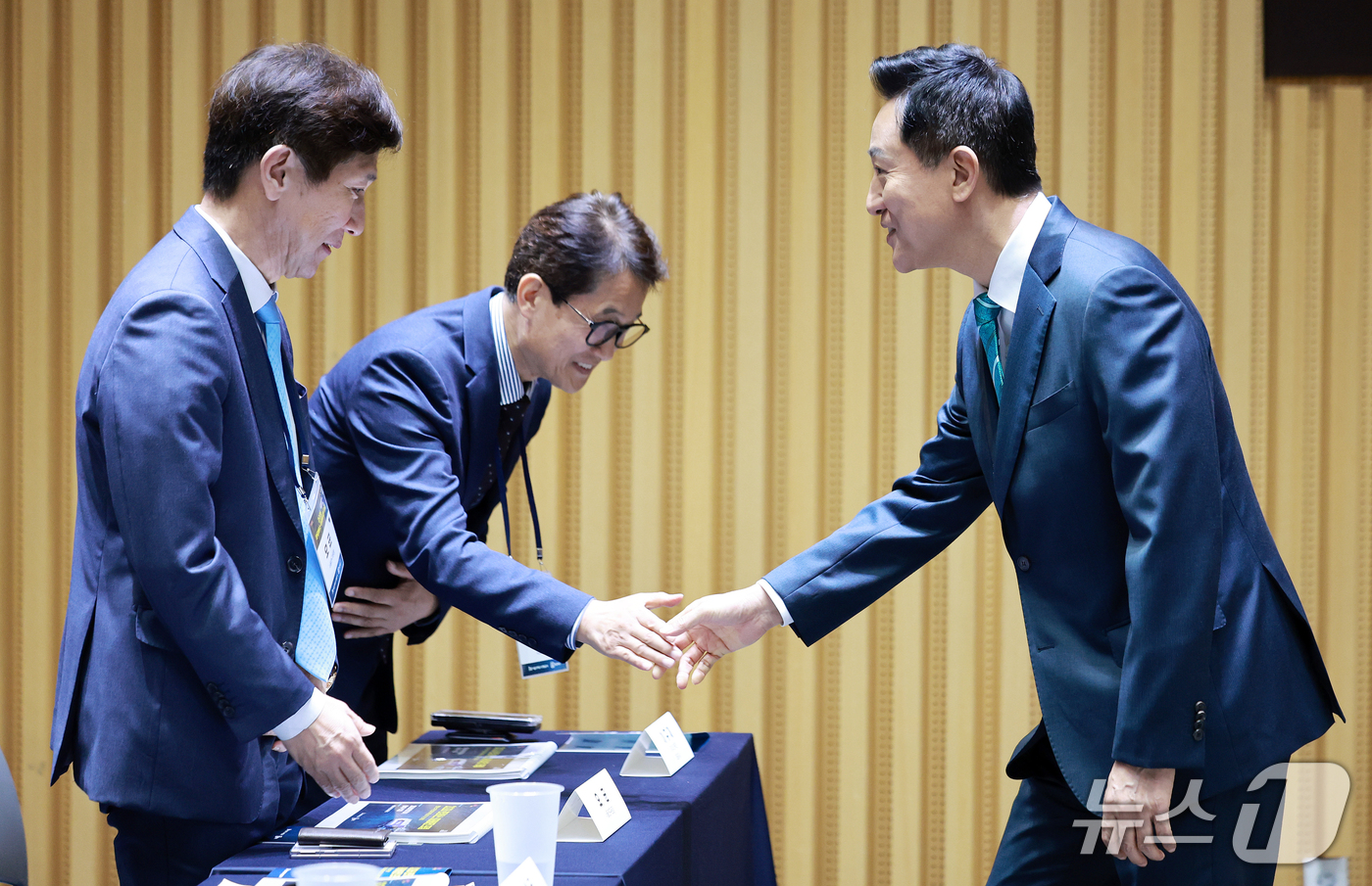 (서울=뉴스1) 이호윤 기자 = 오세훈 서울시장이 17일 서울시청에서 열린 2026 한강버스 미래비전 포럼에서 참석자들과 인사를 나누고 있다. 2026.9.17/뉴스1