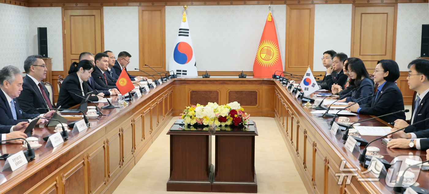 (서울=뉴스1) 이종덕 기자 = 한성숙 국무총리가 17일 오전 서울 종로구 정부서울청사에서 열린 자파로프 키르기스스탄 대통령과의 면담에서 모두발언을 하고 있다. 2026.9.17/ …