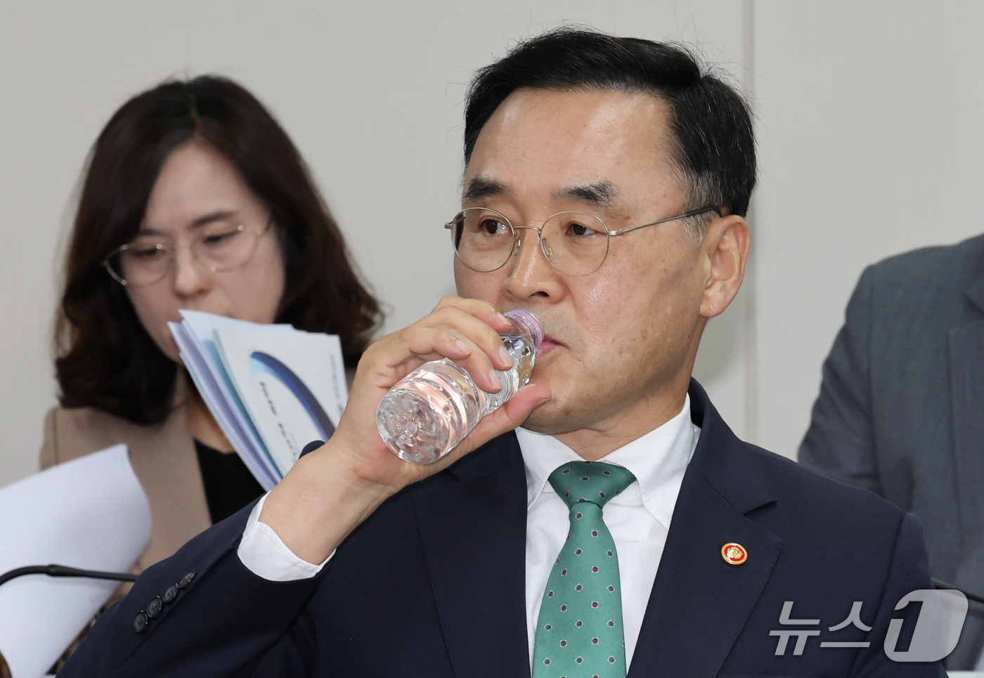 (서울=뉴스1) 이종덕 기자 = 차정인 국가교육위원회 위원장이 17일 서울 종로구 정부서울청사에서 열린 국가교육위원회 10차 회의에서 물을 마시고 있다.  2026.9.17/뉴스1 …