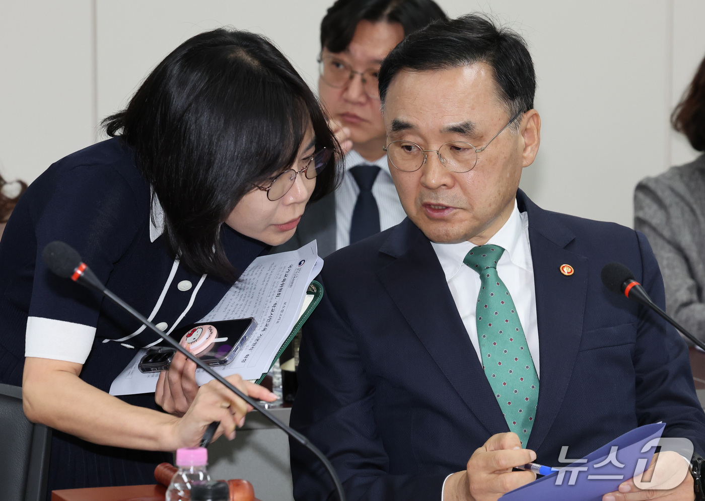 (서울=뉴스1) 이종덕 기자 = 차정인 국가교육위원회 위원장이 17일 서울 종로구 정부서울청사에서 열린 국가교육위원회 10차 회의에 앞서 관련자료를 살펴보고 있다.  2026.9. …