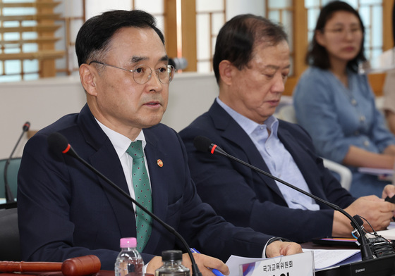 수능 서·논술형 절반 이상 찬성…채점·사교육·시험시간 '산 넘어 산'