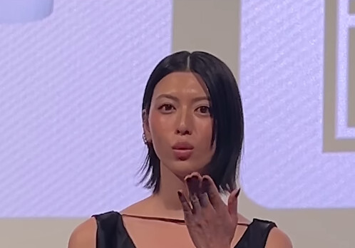 '타짜4' 미요시 아야카, 관객 홀리는 손 키스…'무대인사 플러팅'